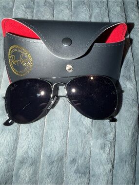 Ray-Ban RB3025 Aviator sunglasses in the black metal frame colorway.